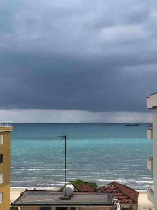 Sea View Deluxe Apartment ドゥラス
